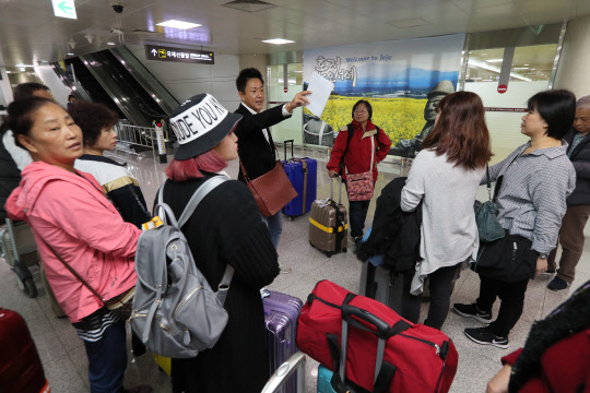한국과 중국 정부가 10월 31일 사드 문제를 봉합하고 모든 분야의 교류협력을 정상궤도로 회복하자는 데 합의했다고 밝혔다. 이날 오전 상하이에서 출발한 중국인 관광객들이 제주국제공항을 통해 입국하고 있다.  연합뉴스